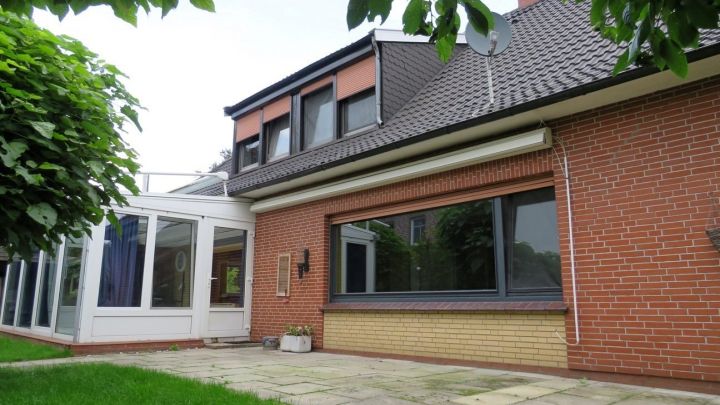 ***Vielseitiges Wohnhaus mit großem Potenzial in Weener – Ideal als Monteurhaus, Ein- oder Zweifamilienhaus***