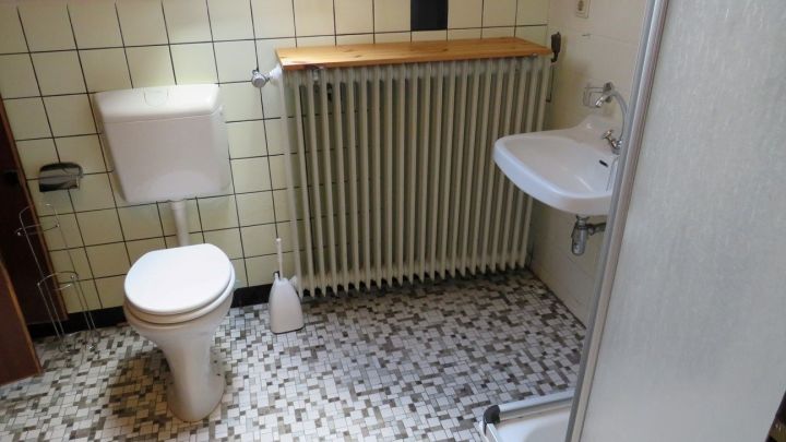 ***Vielseitiges Wohnhaus mit großem Potenzial in Weener – Ideal als Monteurhaus, Ein- oder Zweifamilienhaus***
