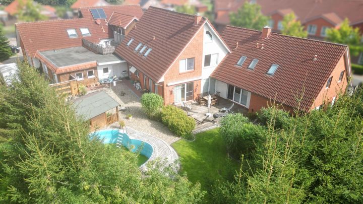 ***2 Wohn- und 2 Geschäftshäuser auf 2.234 m² großem Grundstück***