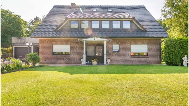 Einfamilienhaus mit großzügiger Einliegerwohnung

***zentral in Ostrhauderfehn auf ca. 7.500 m² Grundstück***