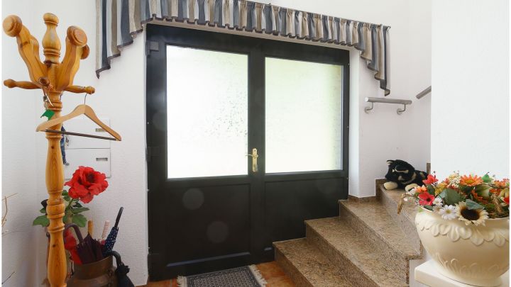 Einfamilienhaus mit großzügiger Einliegerwohnung

***zentral in Ostrhauderfehn auf ca. 7.500 m² Grundstück***