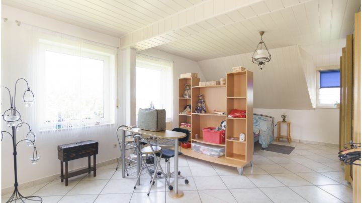 Einfamilienhaus mit großzügiger Einliegerwohnung

***zentral in Ostrhauderfehn auf ca. 7.500 m² Grundstück***
