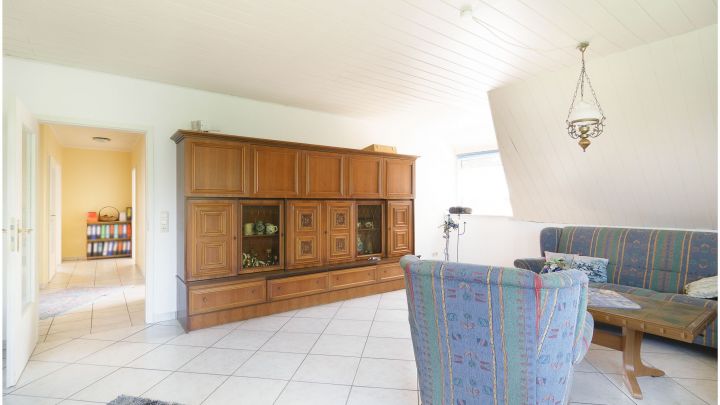 Einfamilienhaus mit großzügiger Einliegerwohnung

***zentral in Ostrhauderfehn auf ca. 7.500 m² Grundstück***