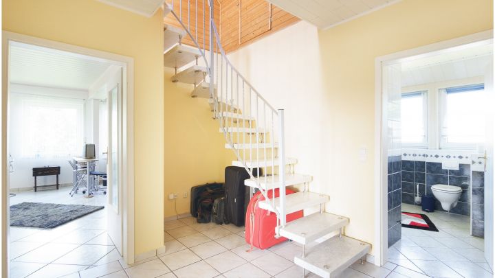 Einfamilienhaus mit großzügiger Einliegerwohnung

***zentral in Ostrhauderfehn auf ca. 7.500 m² Grundstück***