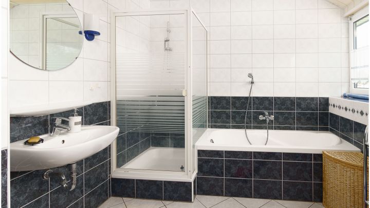 Einfamilienhaus mit großzügiger Einliegerwohnung

***zentral in Ostrhauderfehn auf ca. 7.500 m² Grundstück***