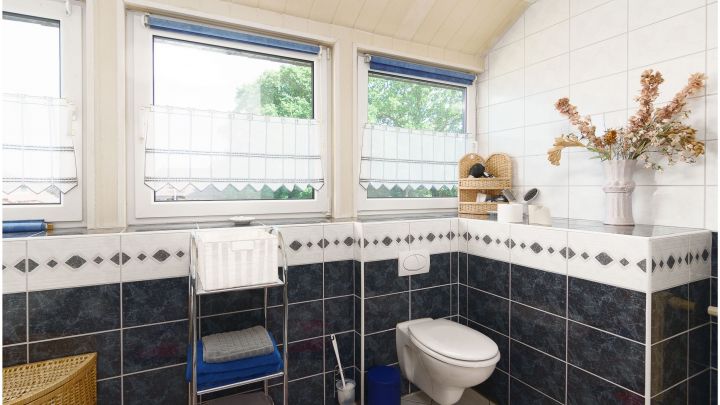 Einfamilienhaus mit großzügiger Einliegerwohnung

***zentral in Ostrhauderfehn auf ca. 7.500 m² Grundstück***