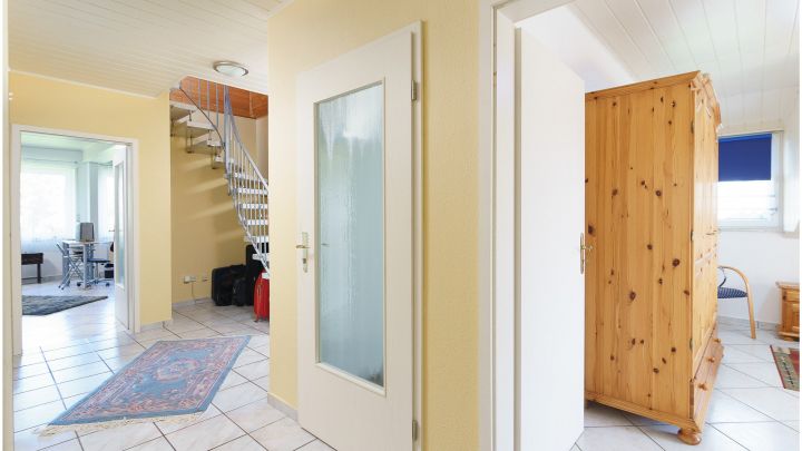 Einfamilienhaus mit großzügiger Einliegerwohnung

***zentral in Ostrhauderfehn auf ca. 7.500 m² Grundstück***