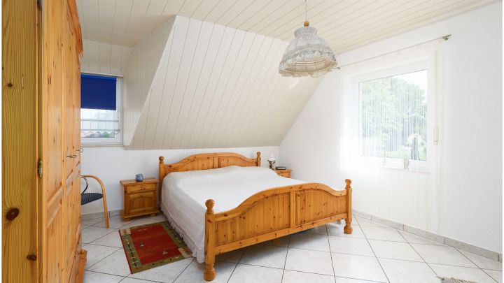 Einfamilienhaus mit großzügiger Einliegerwohnung

***zentral in Ostrhauderfehn auf ca. 7.500 m² Grundstück***