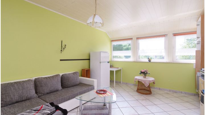 Einfamilienhaus mit großzügiger Einliegerwohnung

***zentral in Ostrhauderfehn auf ca. 7.500 m² Grundstück***