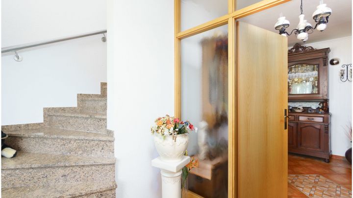 Einfamilienhaus mit großzügiger Einliegerwohnung

***zentral in Ostrhauderfehn auf ca. 7.500 m² Grundstück***