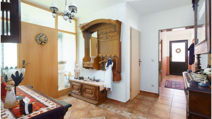 Einfamilienhaus mit großzügiger Einliegerwohnung

***zentral in Ostrhauderfehn auf ca. 7.500 m² Grundstück***