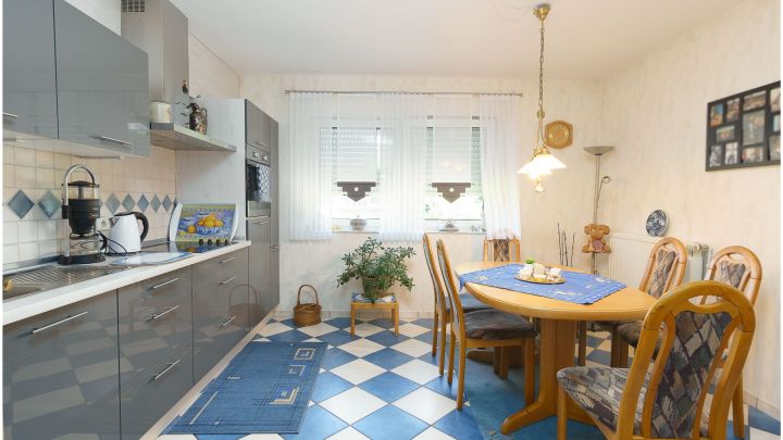 Einfamilienhaus mit großzügiger Einliegerwohnung

***zentral in Ostrhauderfehn auf ca. 7.500 m² Grundstück***