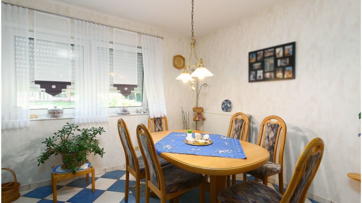 Einfamilienhaus mit großzügiger Einliegerwohnung

***zentral in Ostrhauderfehn auf ca. 7.500 m² Grundstück***