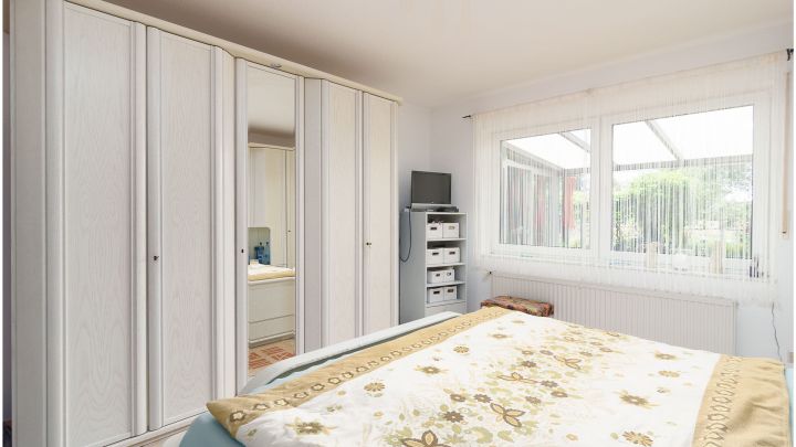 Einfamilienhaus mit großzügiger Einliegerwohnung

***zentral in Ostrhauderfehn auf ca. 7.500 m² Grundstück***
