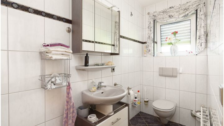 Einfamilienhaus mit großzügiger Einliegerwohnung

***zentral in Ostrhauderfehn auf ca. 7.500 m² Grundstück***
