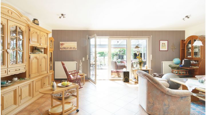 Einfamilienhaus mit großzügiger Einliegerwohnung

***zentral in Ostrhauderfehn auf ca. 7.500 m² Grundstück***