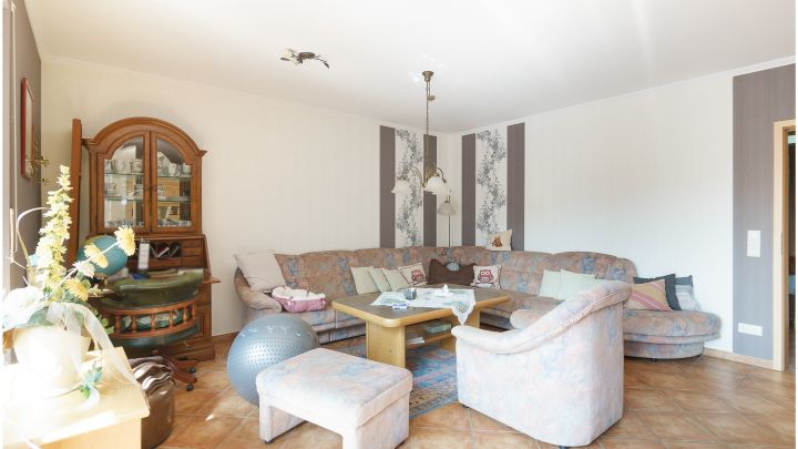 Einfamilienhaus mit großzügiger Einliegerwohnung

***zentral in Ostrhauderfehn auf ca. 7.500 m² Grundstück***