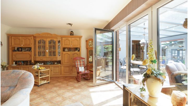Einfamilienhaus mit großzügiger Einliegerwohnung

***zentral in Ostrhauderfehn auf ca. 7.500 m² Grundstück***