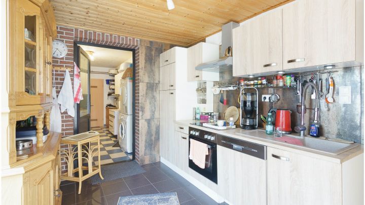 Einfamilienhaus mit großzügiger Einliegerwohnung

***zentral in Ostrhauderfehn auf ca. 7.500 m² Grundstück***