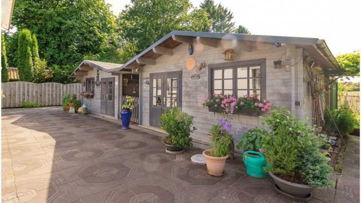 Einfamilienhaus mit großzügiger Einliegerwohnung

***zentral in Ostrhauderfehn auf ca. 7.500 m² Grundstück***