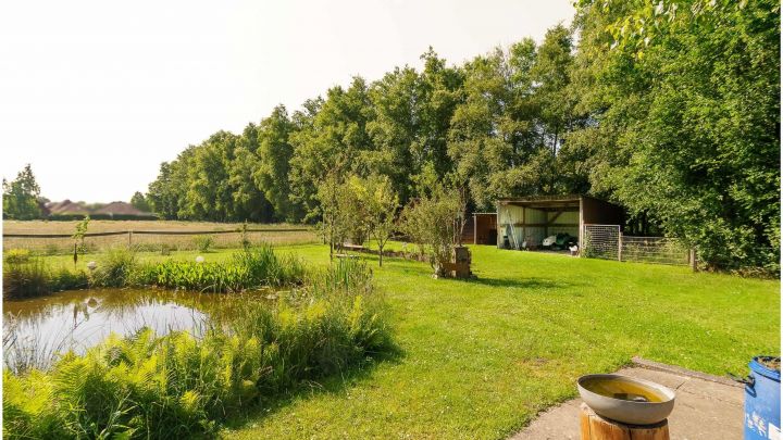 Einfamilienhaus mit großzügiger Einliegerwohnung

***zentral in Ostrhauderfehn auf ca. 7.500 m² Grundstück***