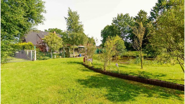 Einfamilienhaus mit großzügiger Einliegerwohnung

***zentral in Ostrhauderfehn auf ca. 7.500 m² Grundstück***