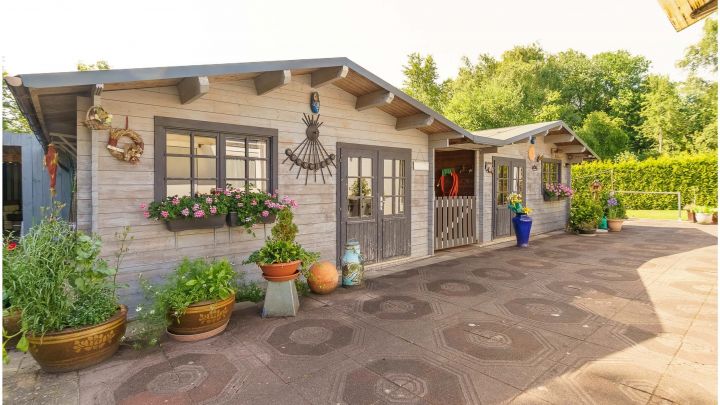 Einfamilienhaus mit großzügiger Einliegerwohnung

***zentral in Ostrhauderfehn auf ca. 7.500 m² Grundstück***
