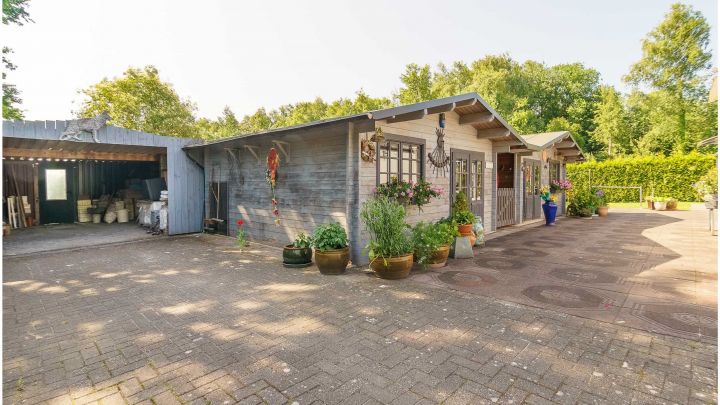 Einfamilienhaus mit großzügiger Einliegerwohnung

***zentral in Ostrhauderfehn auf ca. 7.500 m² Grundstück***