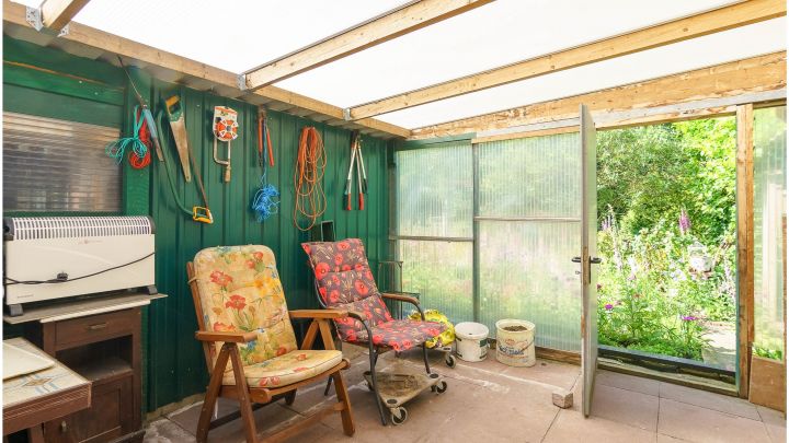 Einfamilienhaus mit großzügiger Einliegerwohnung

***zentral in Ostrhauderfehn auf ca. 7.500 m² Grundstück***