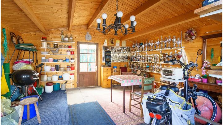 Einfamilienhaus mit großzügiger Einliegerwohnung

***zentral in Ostrhauderfehn auf ca. 7.500 m² Grundstück***