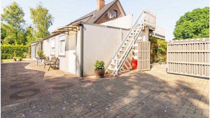 Einfamilienhaus mit großzügiger Einliegerwohnung

***zentral in Ostrhauderfehn auf ca. 7.500 m² Grundstück***