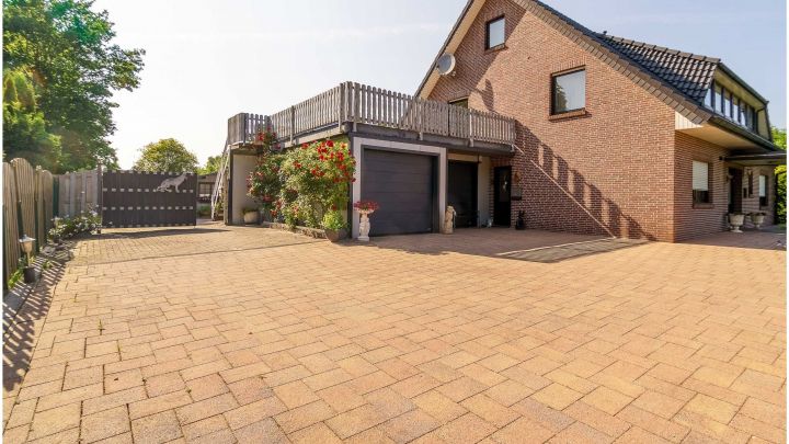 Einfamilienhaus mit großzügiger Einliegerwohnung

***zentral in Ostrhauderfehn auf ca. 7.500 m² Grundstück***