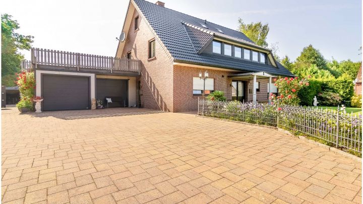 Einfamilienhaus mit großzügiger Einliegerwohnung

***zentral in Ostrhauderfehn auf ca. 7.500 m² Grundstück***
