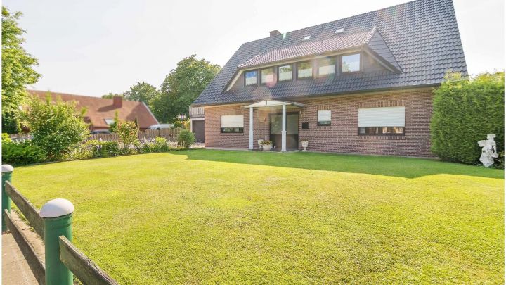 Einfamilienhaus mit großzügiger Einliegerwohnung

***zentral in Ostrhauderfehn auf ca. 7.500 m² Grundstück***