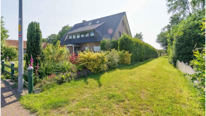 Einfamilienhaus mit großzügiger Einliegerwohnung

***zentral in Ostrhauderfehn auf ca. 7.500 m² Grundstück***