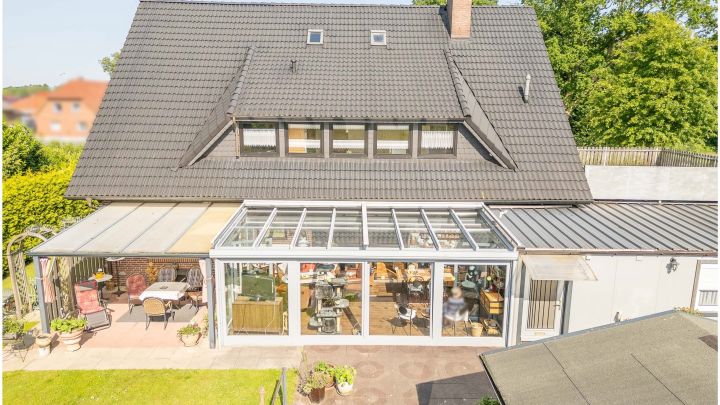 Einfamilienhaus mit großzügiger Einliegerwohnung

***zentral in Ostrhauderfehn auf ca. 7.500 m² Grundstück***
