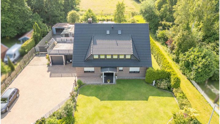 Einfamilienhaus mit großzügiger Einliegerwohnung

***zentral in Ostrhauderfehn auf ca. 7.500 m² Grundstück***