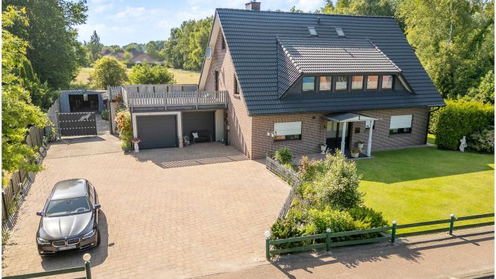 Einfamilienhaus mit großzügiger Einliegerwohnung

***zentral in Ostrhauderfehn auf ca. 7.500 m² Grundstück***