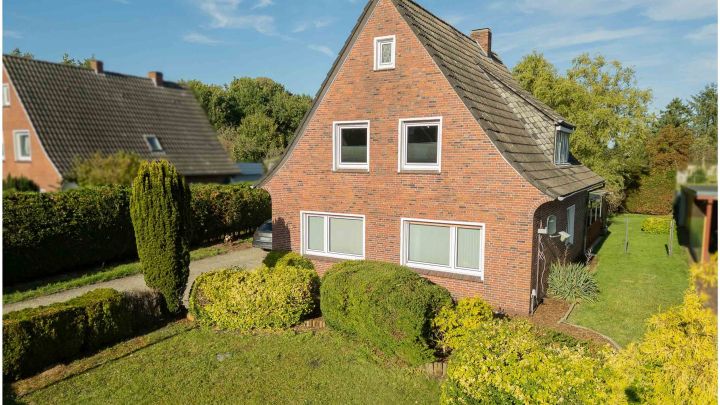 ***gepflegtes Einfamilienhaus in Flachsmeer - ideal für Familien*** 

zentrales aber dennoch ruhiges Wohnen mit Garten