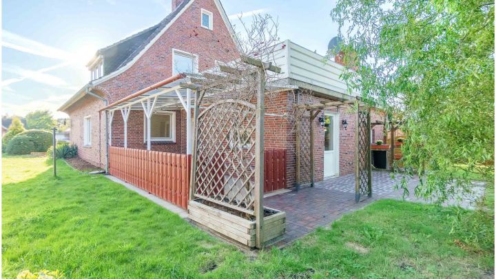 ***gepflegtes Einfamilienhaus in Flachsmeer - ideal für Familien*** 

zentrales aber dennoch ruhiges Wohnen mit Garten