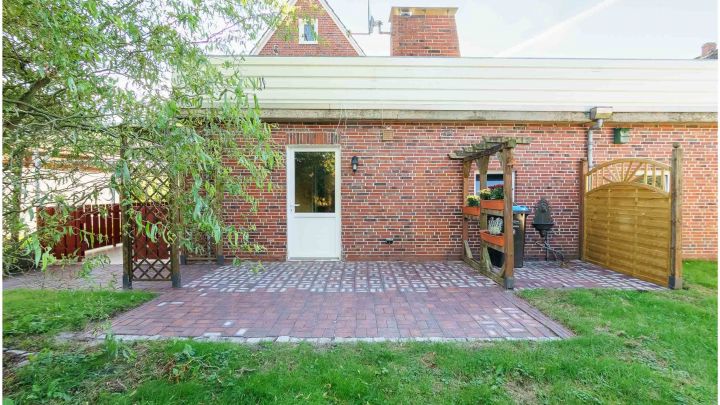 ***gepflegtes Einfamilienhaus in Flachsmeer - ideal für Familien*** 

zentrales aber dennoch ruhiges Wohnen mit Garten