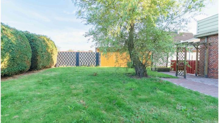 ***gepflegtes Einfamilienhaus in Flachsmeer - ideal für Familien*** 

zentrales aber dennoch ruhiges Wohnen mit Garten
