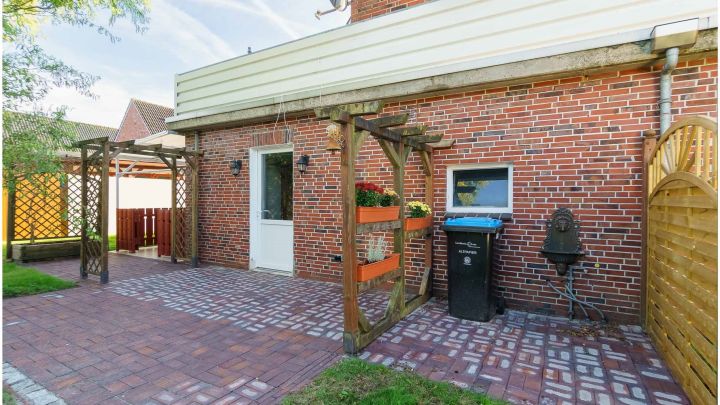 ***gepflegtes Einfamilienhaus in Flachsmeer - ideal für Familien*** 

zentrales aber dennoch ruhiges Wohnen mit Garten