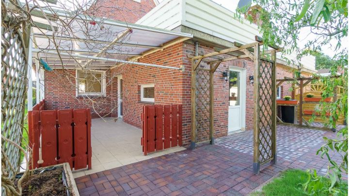 ***gepflegtes Einfamilienhaus in Flachsmeer - ideal für Familien*** 

zentrales aber dennoch ruhiges Wohnen mit Garten