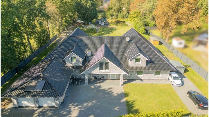 ***Modernes Anwesen - Haus mit Einliegerwohnung auf ca. 4.900 m² Grundstück mit Teich in Flachsmeer***