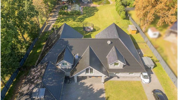 ***Modernes Anwesen - Haus mit Einliegerwohnung auf ca. 4.900 m² Grundstück mit Teich in Flachsmeer***