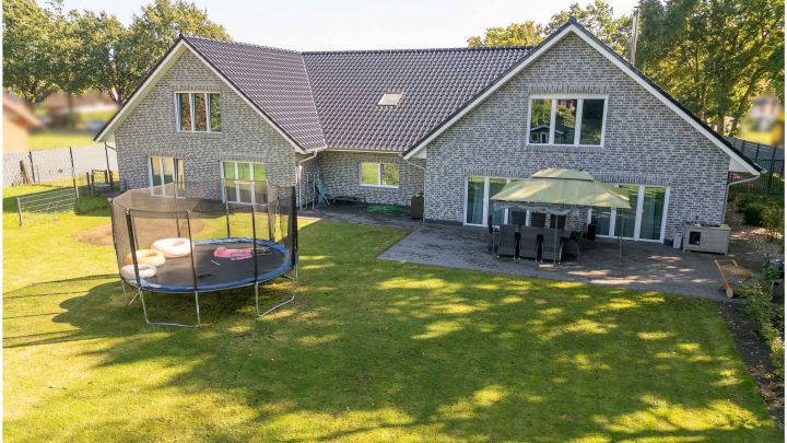 ***Modernes Anwesen - Haus mit Einliegerwohnung auf ca. 4.900 m² Grundstück mit Teich in Flachsmeer***