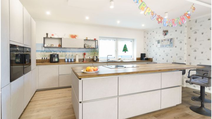 ***Modernes Anwesen - Haus mit Einliegerwohnung auf ca. 4.900 m² Grundstück mit Teich in Flachsmeer***