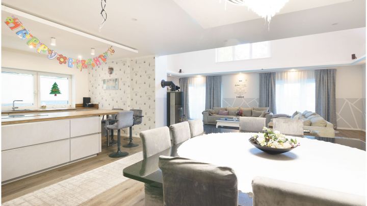 ***Modernes Anwesen - Haus mit Einliegerwohnung auf ca. 4.900 m² Grundstück mit Teich in Flachsmeer***