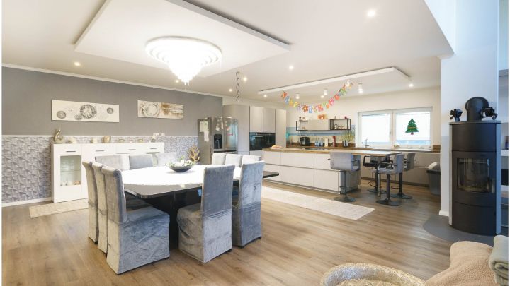 ***Modernes Anwesen - Haus mit Einliegerwohnung auf ca. 4.900 m² Grundstück mit Teich in Flachsmeer***